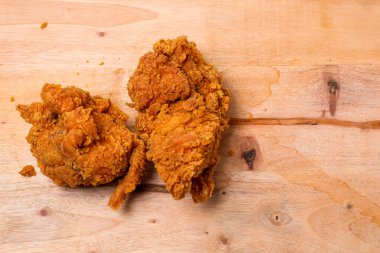 Tahtada kızarmış tavuk.