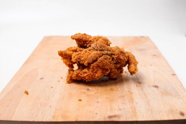 Tahtada kızarmış tavuk.