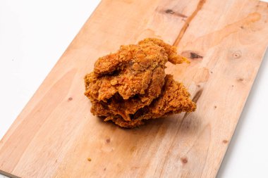 Tahtada kızarmış tavuk.