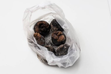 çürük ve küflü mangosteen beyaz arka planda izole
