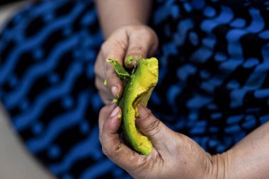 Avokado soyarken ellerinizi kapatın.