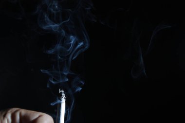 sigara ve duman izole edilmiş siyah arkaplan