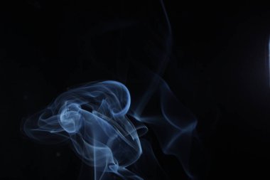 Siyah arkaplanda beyaz duman