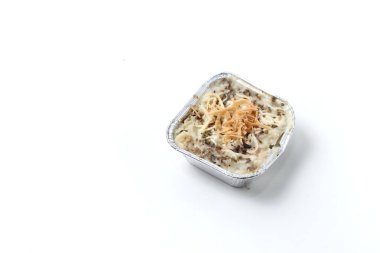 Makarna sosu beyaz arka planda izole edilmiş.