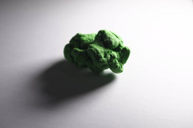 Beyaz arkaplanda yeşil kil izole