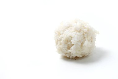 pirinç parçası beyaz arkaplanda izole edildi