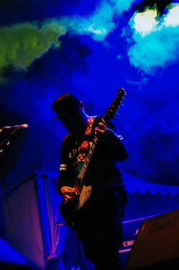 Sahne Alanı'nda gitar çalan silüeti.