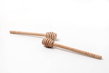 Tahta bal kaşığı beyaz arkaplanda izole