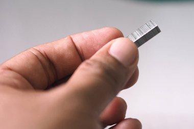 El ele tutuşma zımbası, zımba için ofis malzemeleri.