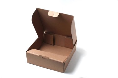 Kahverengi karton kutu açık.
