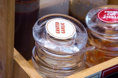 Cam kabın içinde rendelenmiş sarımsak