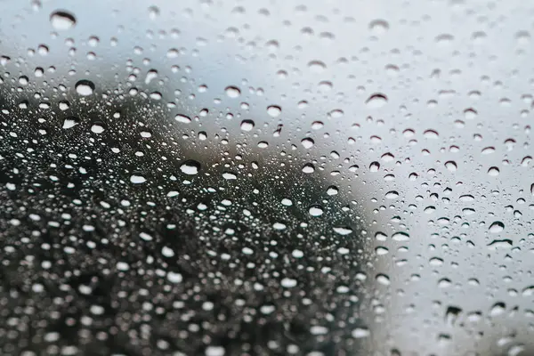 Araba camındaki su damlacıkları