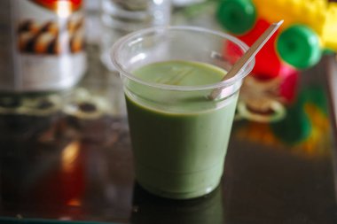 Plastik bardakta kibrit aromalı içecek.