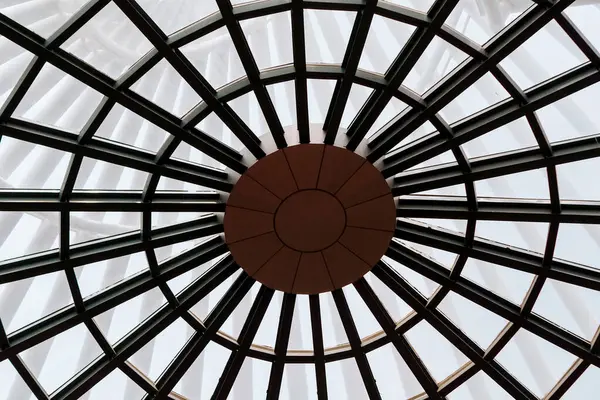 Çelik yapısı olan, kubbe şekilli bir binanın tavanından bak.