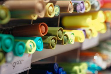 Bir satırda birçok farklı renkli kalemlerin seçmeli odak görüntüsü