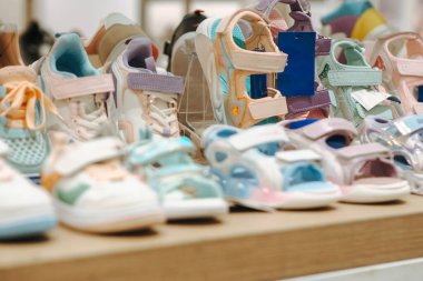 Mağazada seçici çocuk sandaletleri