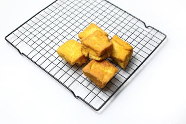 Kızarmış soya peyniri beyaz arka planda soğutma rafında.