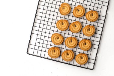 Danimarka usulü tereyağlı kurabiye ve soğutma rafı.