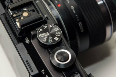 Dijital aynasız kamera açma düğmesinin fotoğraf detaylarını kapat