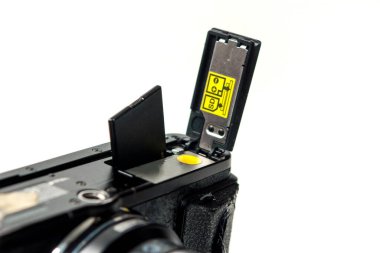 Aynasız kameralarda pil ve hafıza kartı yuvaları