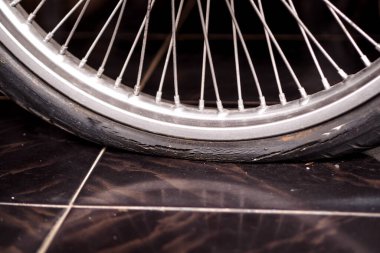 Patlak ve çatlamış bir motosiklet lastiğine yakın.