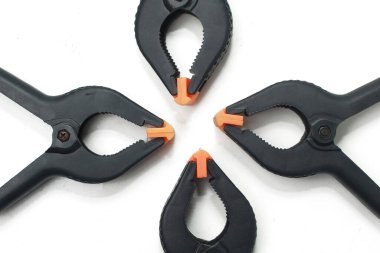 Siyah plastik kelepçe beyaz arkaplanda izole edildi