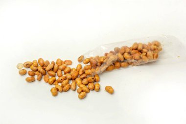 Kızarmış soya fasulyesi, beyaz arka planda.