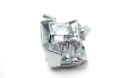 Beyaz arkaplanda alüminyum paketleme izole edildi