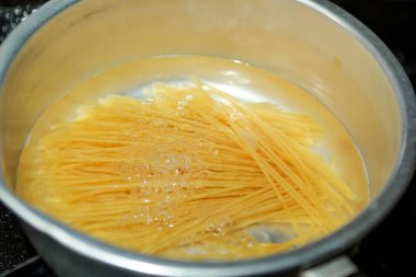 Tavada kaynatılmış spagetti yakın çekim