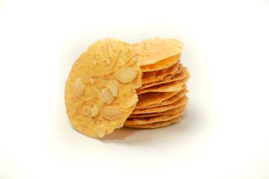 Rendelenmiş peynirli badem çıtır kurabiyeler, ince desenli, beyaz arka planda izole edilmiş, istiflenmiş