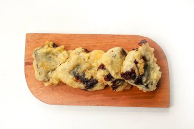 Bu kızarmış dodol, Endonezya 'dan tipik bir Batı Java Sundan yemeği, ahşap tepside.