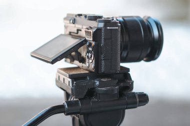 Aynayı kapat ve tripoddaki kamerayı kapat