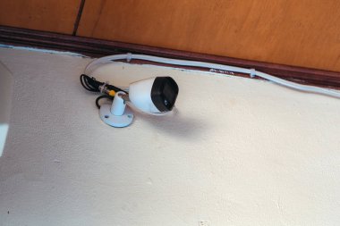 Duvardaki güvenlik kameralarını kapatın.