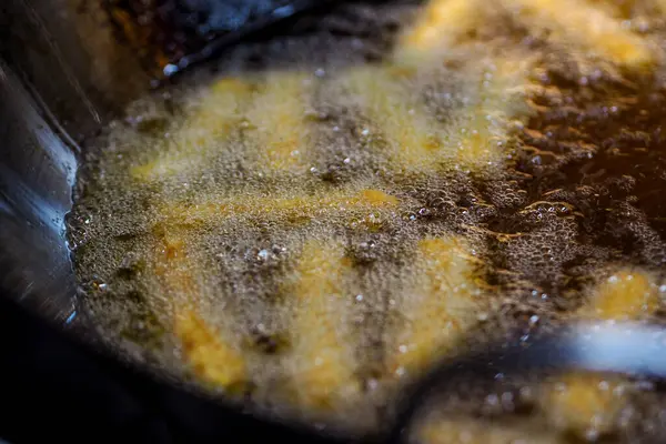 Krakerler tavada kızartılıyor. Makale ya da yemek tarifi için iyi.