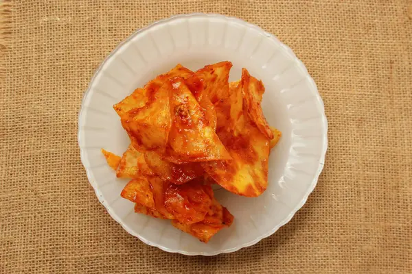 Baharatlı baharatlı bir tabakta Cassava cipsi.