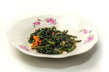 Kızarmış su ıspanağı ya da sabah zaferi ya da lahana, tabakta, beyaz arka planda izole edilmiş.