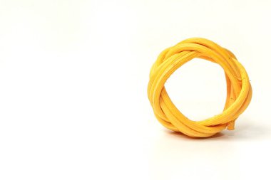 İzci rattan kravat halkası beyaz arkaplanda izole edildi