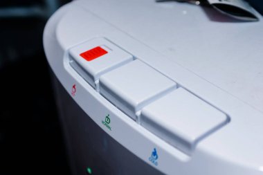 3 su sıcaklığı seçeneğiyle içme suyu dağıtıcı düğmesi