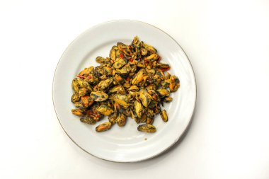 Beyaz arka planda izole edilmiş baharatlı kızarmış midye tabağı.