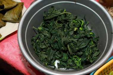 Taze yeşil salata. Kaynamış manyok yaprakları.