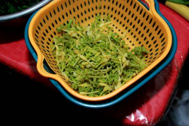 Kaynamış papaya çiçeğine yaklaş.