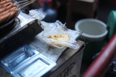 Yemek pişirmek için margarini kapat.