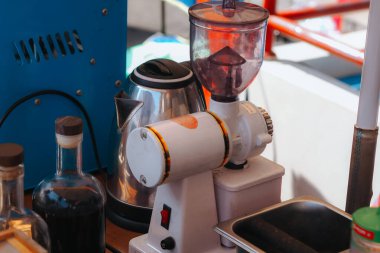 Kahve öğütücüsü sokak satıcılarının masasında.