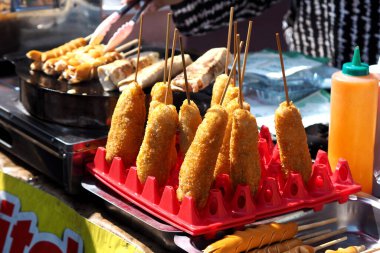 Sokak satıcılarının masasında mısırlı sosis.