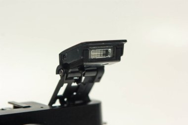 Beyaz arka planda izole edilmiş, daha az kamera olan dahili ayna flaşını kapat