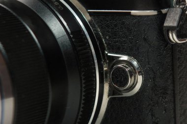 Aynasız kamerada lens açma düğmesi