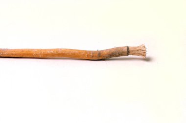 Küflü Miswak veya siwak beyaz arka planda izole Arap diş fırçası