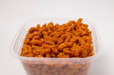 Baharatlı kuru makarna, beyaz arka planda izole edilmiş.