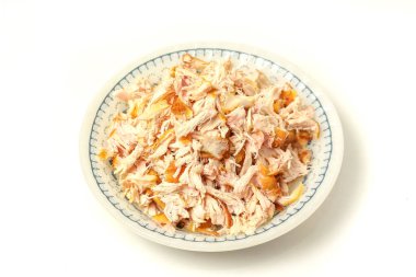 Beyaz arka planda izole edilmiş doğranmış tavuk kasesi.