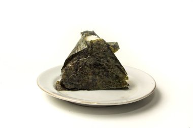 Tabakta onigiri, beyaz arka planda izole.